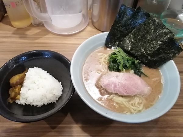 「ラーメン　並　　700円　サービス小ライス」@横浜らーめん渡来武 総本店の写真