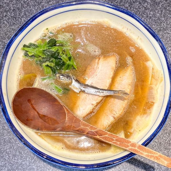 「かけ（並）¥900」@烈志笑魚油 麺香房 三くの写真