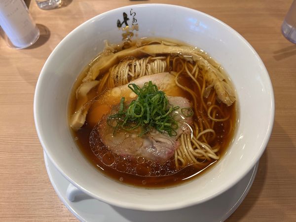 「醤油らぁ麺」@らぁ麺 はやし田 味の素スタジアム店の写真
