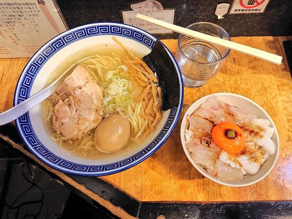「5キロオーバーの熟成昆布締めヒラメ丼とヒラメ出汁の塩そば定食」@塩そば 桑ばらの写真