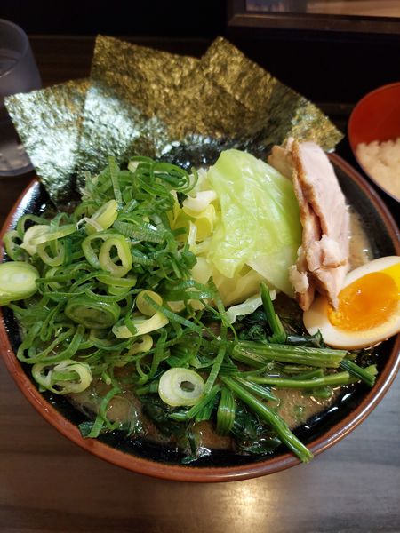 「特製ラーメン＋青ねぎ＋レン草1080円」@横浜家系らーめん 武術家の写真