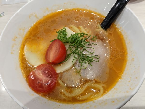 「トマトチーズ味噌ラーメン」@魚べい 入間豊岡店の写真