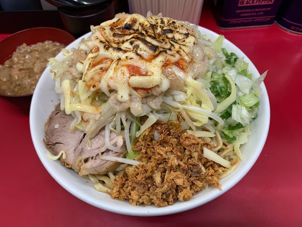 「大ねぎ汁なし ニンニクアブラマシマシヤサイピザ 甘〜い脂」@ラーメン二郎 中山駅前店の写真