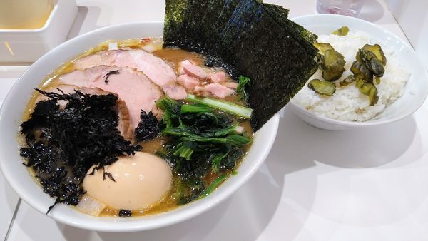 「上ラーメン(味濃いめ・麺硬め)+バラ海苔」@ラーメン 三浦家の写真
