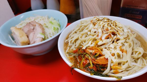 「大ラーメン ぶた2枚入り・ピリ辛にらだれ(ピザ)¥980」@ラーメン二郎 中山駅前店の写真