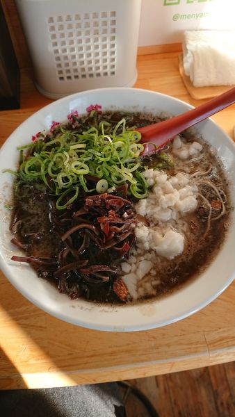 「背脂豚(とん)そば黒」@麺や 木蓮の写真