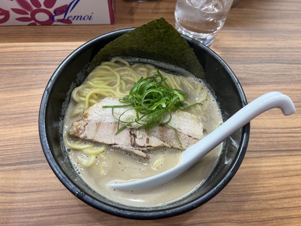 「鶏豚骨ラーメン 800円」@麺屋我道の写真