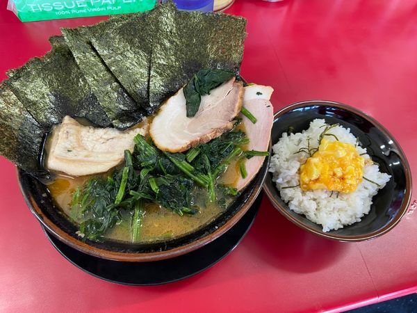 「チャーシューメン3枚中盛　のりバラトントロ青菜　カタメオオメ」@家系ラーメン 王道家の写真
