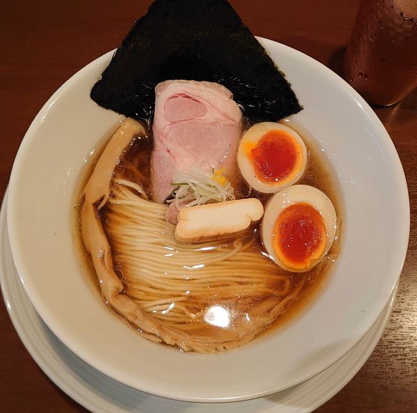 「津軽煮干し中華蕎麦（味玉入り）900円」@酒肴場 屯の写真