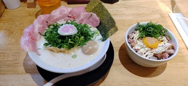 「鶏そば全部のせ九条ネギ追加、レアチャーシュー丼」@鶏そば 啜る 伏見はなれの写真