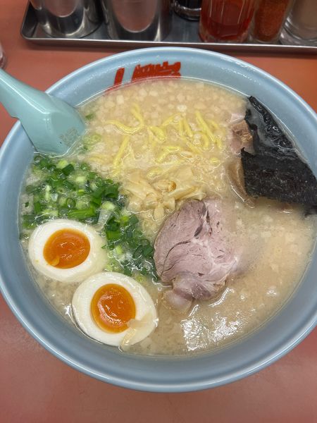 「プレミアム塩とんこつ大盛(1100円)+コロチャー(JAF会員)」@ラーメン山岡家 熊谷店の写真