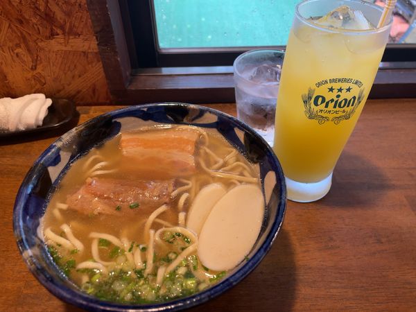 「楚辺のまかないそばとシークヮーサージュース」@沖縄そば 海産物料理店 楚辺の写真