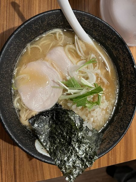 「濃厚鶏骨醤油そば880円＋刻み玉ねぎ大盛100円」@濃厚鶏そば 麺屋武一 新橋本店の写真