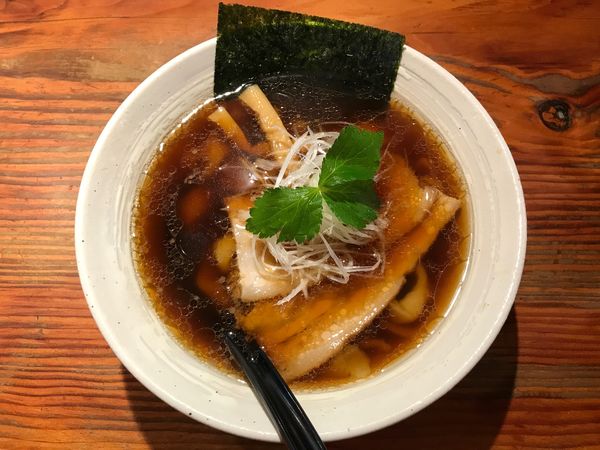 「しょうゆ（手打ち） 900円」@純手打ち 麺と未来の写真