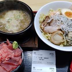 魚介つけ麺海鮮盛り（大盛）、まぐろの中落ち丼