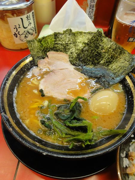 「ラーメン薄め 半チャーシューまぶし 🍺🍺」@柏 王道家の写真