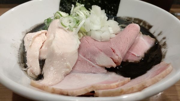 「【限定】濃厚BLACKクラーケン　1400円税込」@煮干拉麺 小烏丸 問屋町店の写真