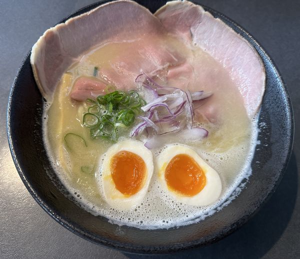 「濃厚鶏白湯ラーメン913円+半熟味玉子132円」@麺屋 鶏美郎の写真