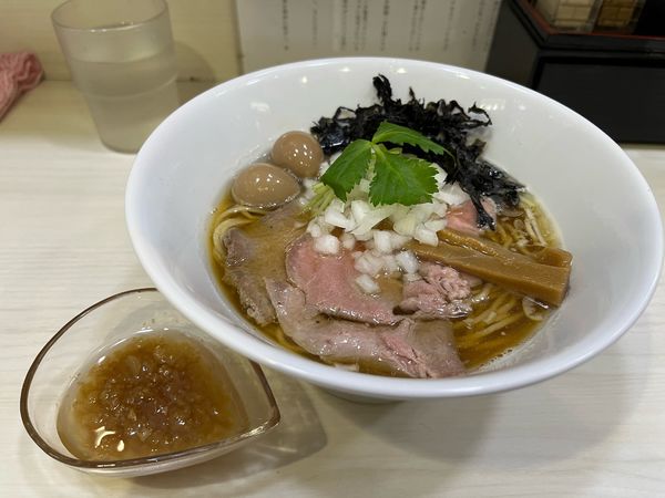「鯵の白醤油(背脂付)」@麺や 魁星の写真