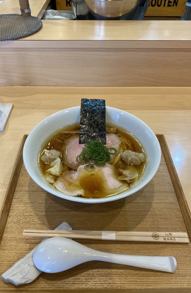 「わんたん入りしょうゆらぁ麺 ¥1950」@飯田商店 湯河原本店の写真