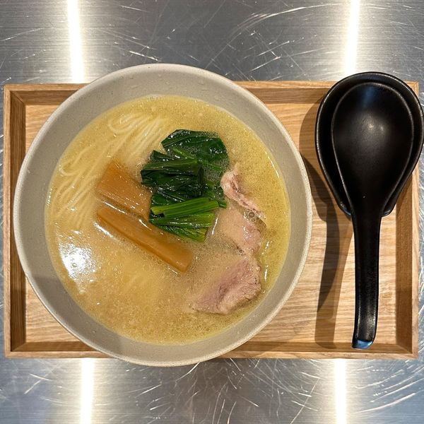 「塩鶏そば ガーリックライス」@中華そば まるじの写真