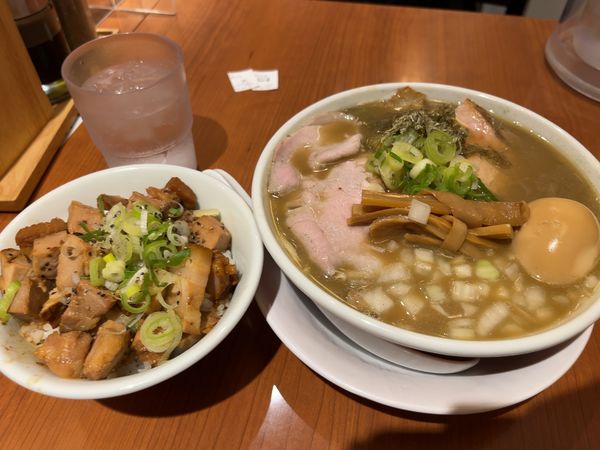 「濃口煮干しそば+チャー丼」@中華そば ひらこ屋 東京ラーメンストリート店の写真