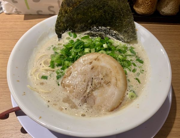 「ねぎラーメン930円」@釜焚きとんこつ がっとん 東京ラーメン横丁店の写真
