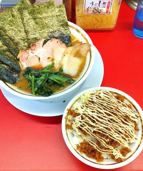 「無限にんにくライス無料＋ラーメン800円＋トロ2枚・海苔各100」@家系ラーメン王道家直伝 との丸家 船橋店の写真