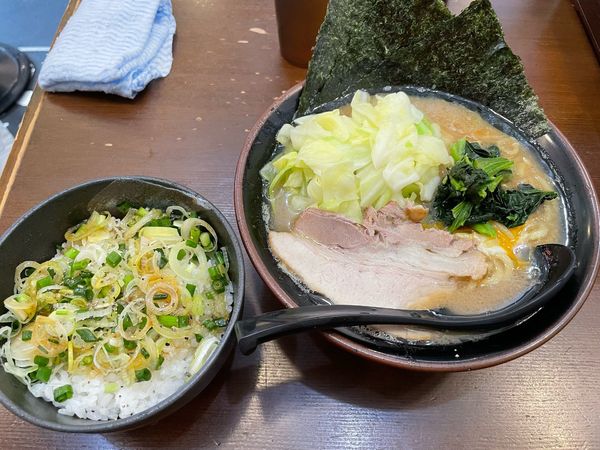 「とき卵ラーメン(キャベツ入り) + ネギ飯セット」@ラーメン 大山家 昭島店の写真