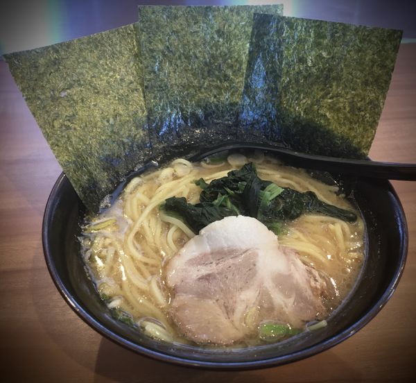 「豚骨醤油ラーメン(790¥)」@横浜家系ラーメン 亜仟商店の写真