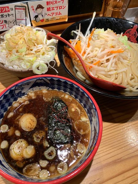 「黒味噌つけ麺+ねぎ飯」@三田製麺所 なんばCITY店の写真
