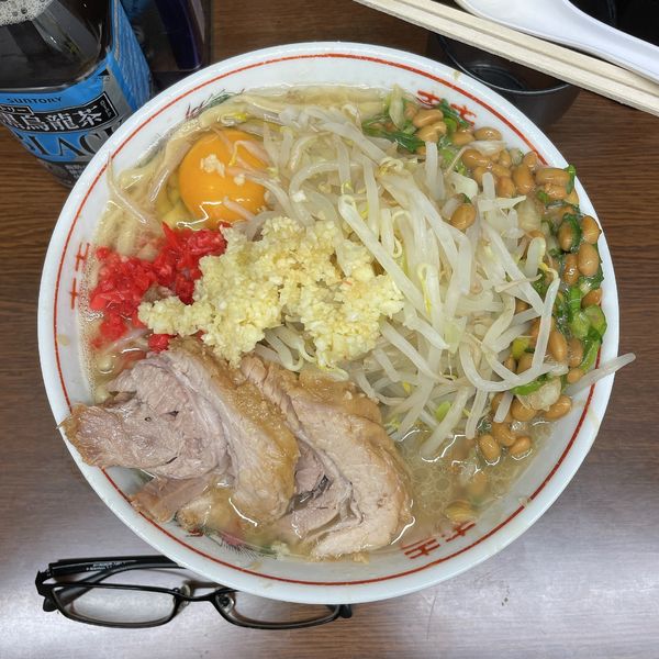 「小ラーメン（麺半分生卵ニンニクマシマシカラメベニアレ）」@ラーメン二郎 横浜関内店の写真