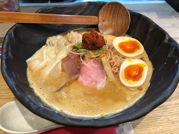 「冬季限定「辛味噌濃厚えびそば」+わんたん+味玉+小エビのチーズリ」@えびそば 緋彩の写真