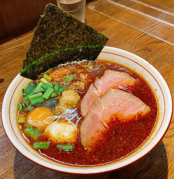 「【限定】辛・スタミナブラック＋たまご」@らー麺屋 バリバリジョニーの写真