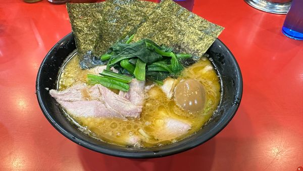 「チャーシューメン 中盛 味玉」@家系総本山 ラーメン吉村家の写真