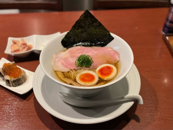「【限定】鶏醤油らぁ麺〜鰹サラダ節・柚子添え〜¥1100」@酒肴場 屯の写真