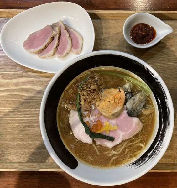 「牡蠣の赤味噌そば1250円」@麺処しろくろの写真