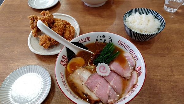 「鶏ガラ中華＋レアチャーシュー＋唐揚げ」@らぁ麺 ここんの写真