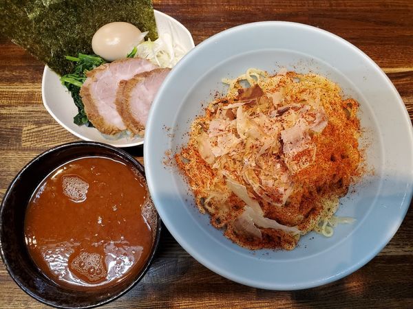 「辛いつけ麺にんにく油」@横浜家系豚骨醤油極太麺 侍 本店の写真