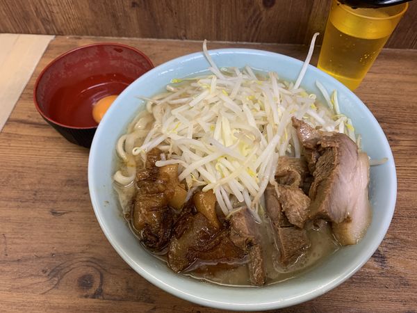 「ラーメン ¥850 生卵 ¥50」@ラーメン二郎 池袋東口店の写真