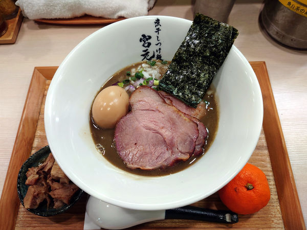 「濃厚煮干しそば+燻製半熟味玉+限定ラフテー」@煮干しつけ麺 宮元の写真