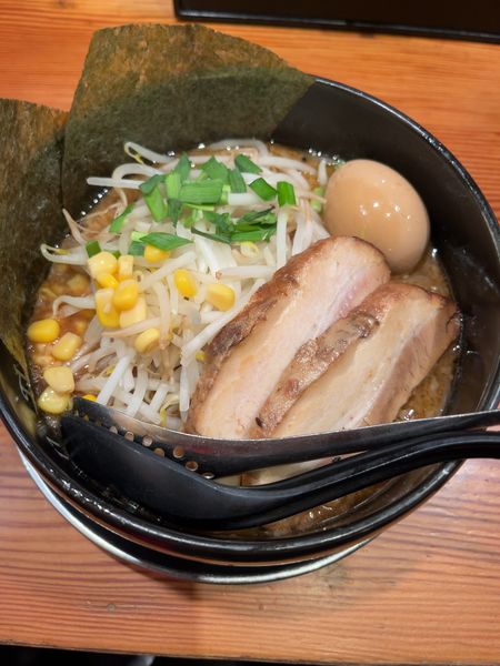 「つなスペ味噌ラーメン1150円+大盛+刻みニンニク30円」@らぁ麺屋 つなぎの写真