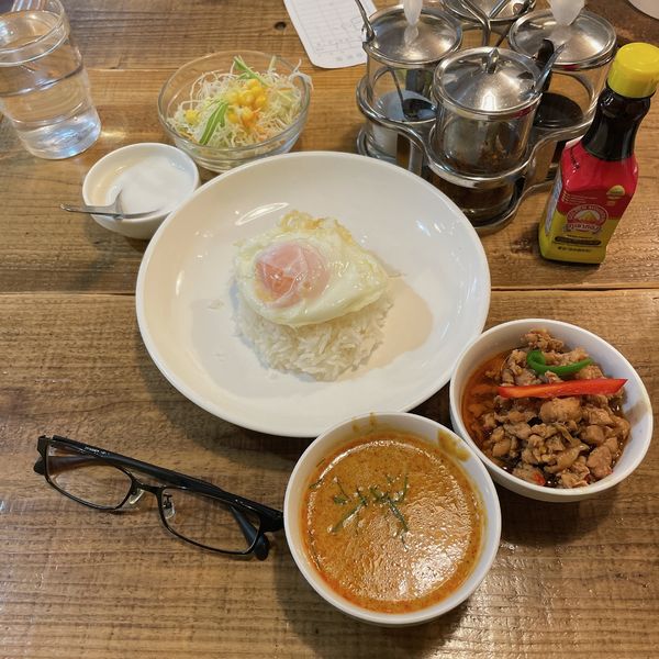 「ガパオとチューチークン」@バンコック コスモ食堂の写真