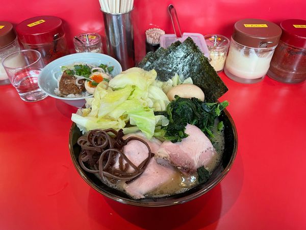 「昼飯セット¥900、キャベツ¥100」@どんとこい家の写真