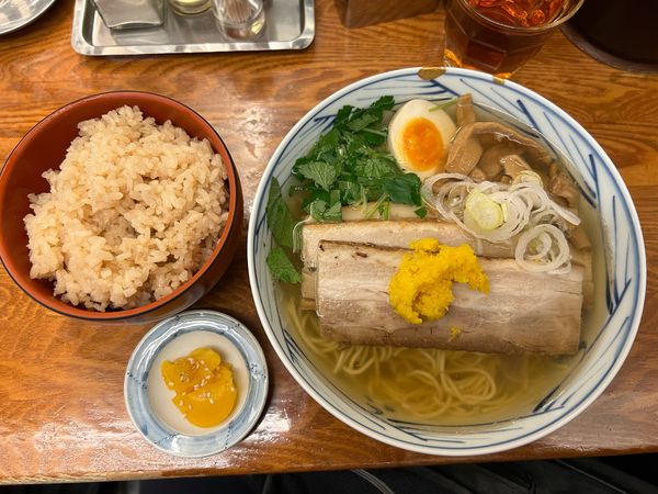 「和風柚子焼豚麺　960円　茶飯(沢庵付)  180円」@麺屋ひょっとこの写真