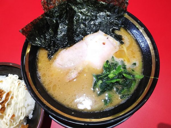 「ラーメン（かため多め）＋ライス　800＋100円」@家系ラーメン王道家直伝 青森野呂家の写真