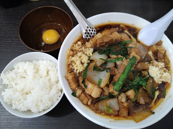 「スタ満ソバ￥900＋生卵￥60＋小ライス￥60＝￥1020」@元祖スタミナ満点らーめんすず鬼 狭山ヶ丘分店の写真