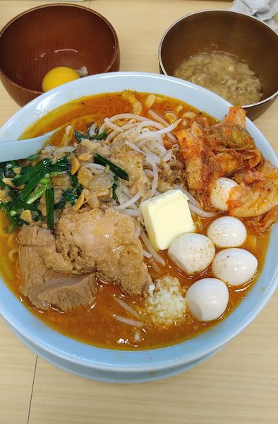 「辛味噌ラーメン+うずら､韮ニンニク脂､バター､生卵､裏=キム」@麺屋 顎で喰らえの写真