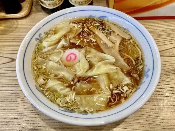 「サッポロ赤星２本＋賄い焼豚皿＋メンマ皿→ ワンタンメン」@らーめん 高尾の写真