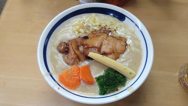 「鶏白湯whiteクリーム+照り焼き載せチーズ掛け」@MENYA 食い味の道有楽の写真